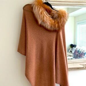 Cashmere poncho with fur collar